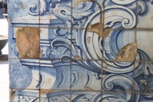 Restoration of azulejo before intervention