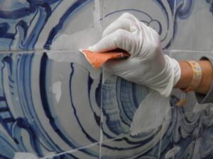 Restoration of azulejo Leveling and polishing of masses