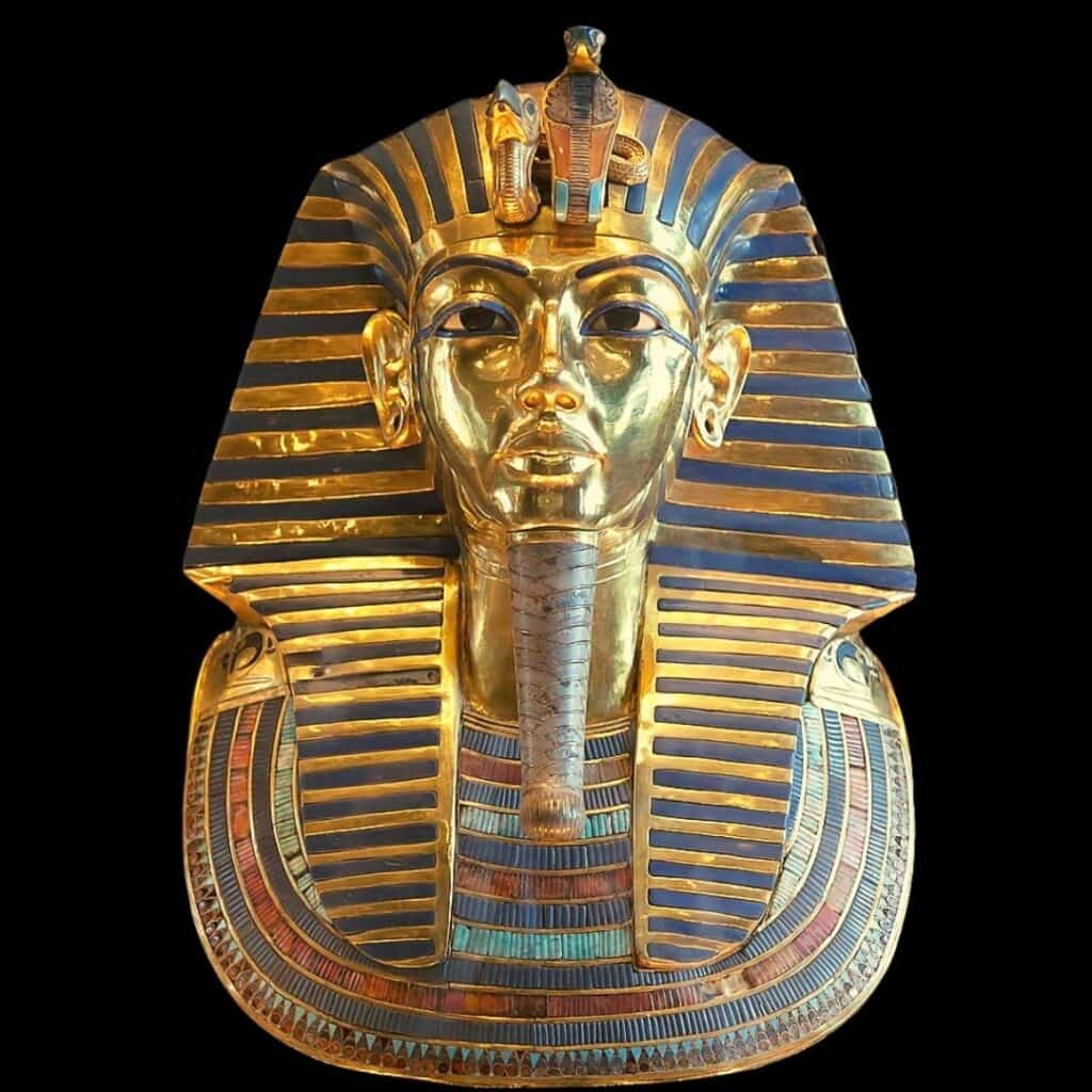 TUTANKHAMON After several failed excavations, in the last campaign, on the third day, on November 4, 1922, they discovered in the Valley of the Kings the entrance to the tomb of young Tutankhamun. One of the greatest events in the history of archeology.