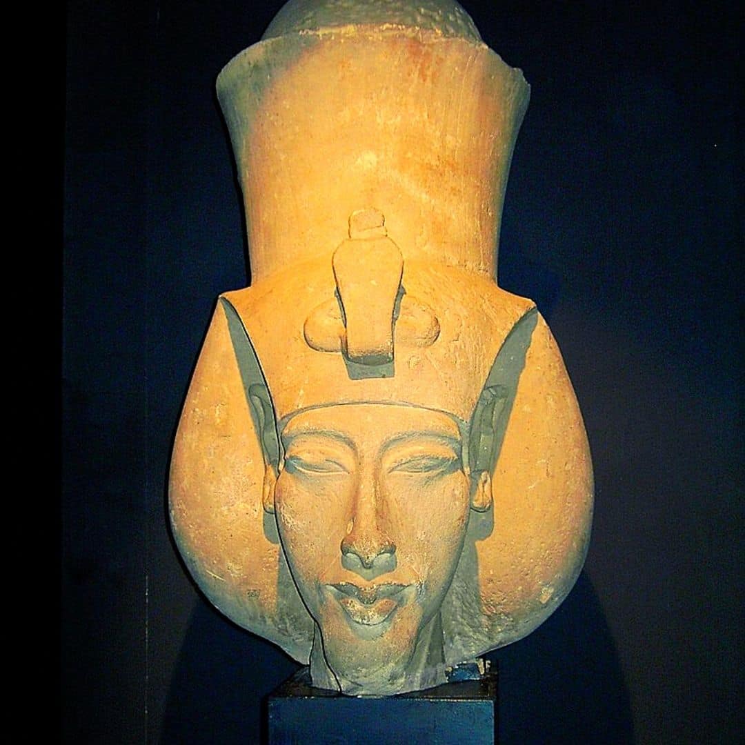 history online course AKHENATON During Akhenaton's reign, artistic and religious changes were imposed, always supported by his wife Nefertiti.