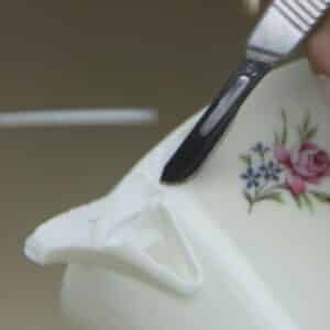 cleaning with a bisturi in restoration of ceramics