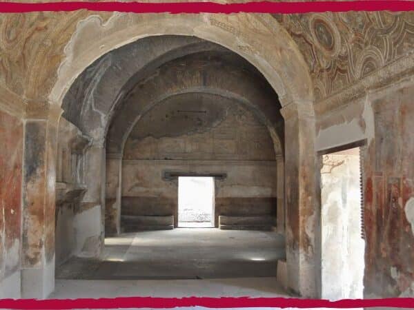 room covered with affrescos in Pompeii